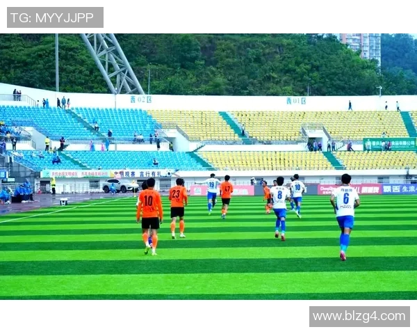 雨中奔跑的激情与坚持足球场上的不屈精神